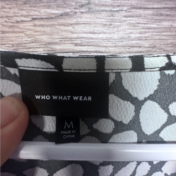 Who What Wear Black and White Fitted Blouse with 3/4 Sleeves and Ruched Design - Picture 6 of 7